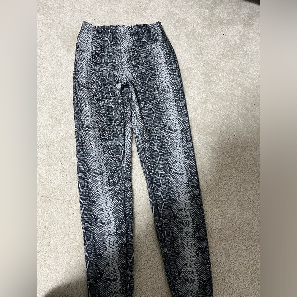 Snake print scrunch butt leggings- L - EUC